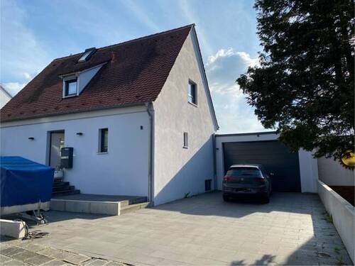 Hausansicht mit Garage rechts - 