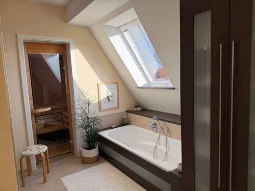 Badewanne im großen Badezimmer - 