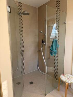 Dusche im großen Badezimmer - 