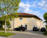 Hausansicht mit Stellplätzen.png - 1 Zimmer Mehrfamilienhaus, Wohnhaus zum Kaufen in Leinburg