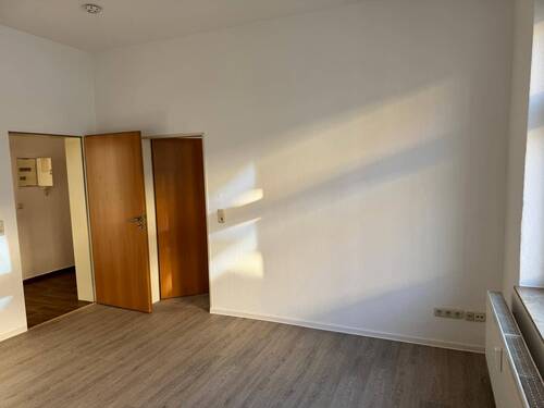 Wohnzimmer - 2 Zimmer Etagenwohnung zur Miete in Dessau-Roßlau