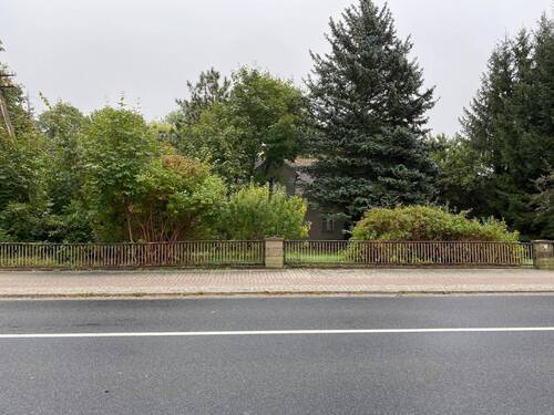 Blick von der Straße aufs Haus - 6 Zimmer Einfamilienhaus in Rietschen