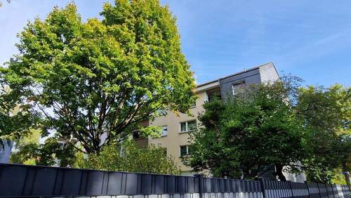 Rückansicht - Bevorzugte Lage - gepflegtes Haus - Balkon mit schönem Blick ins Grüne.