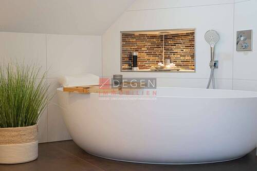 OG Hauptbad - mit Dusche und Wanne - Degen Immobilien - 