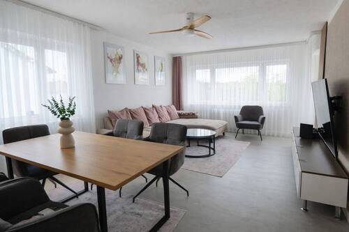 Wohnzimmer - Über den Dächern zuhause - Familienleben mit Licht, Luft und drei Balkonen
