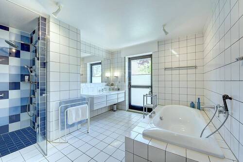 Badezimmer Erdgeschoss Hauptwohnung - 