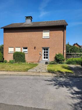 Vorderseite mit Aussenstellplatz - 