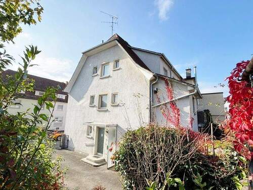 Ansicht Gebäude - 3.0 Zimmer Wohnung (2023 kernsaniert) im Erdgeschoss mit Terrasse, kl. Garten