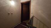 DG Treppenhaus mit Wohnungseingangstür - 
