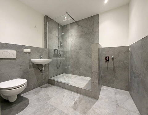 Badezimmer - Leerstehend & frisch saniert: 2-Zimmer-Wohnung mit Loggia in bester Lage