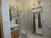 Tageslichtbad mit Wanne und Dusche - 