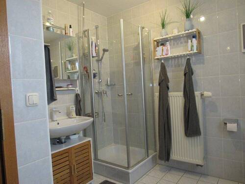 Tageslichtbad mit Wanne und Dusche - 