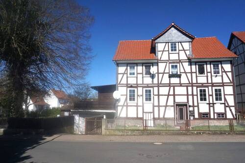 Straßenansicht vom Haus.JPG - *** Zweifamilienhaus in Homberg OT zu verkaufen***