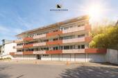 Haus Frontansicht - Familienfreundliche 4-Zi.-Wohnung mit Balkon, Terrasse & Gartenanteil in Marbach am Neckar