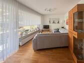 Wohnbereich mit Zugang auf den Balkon - 