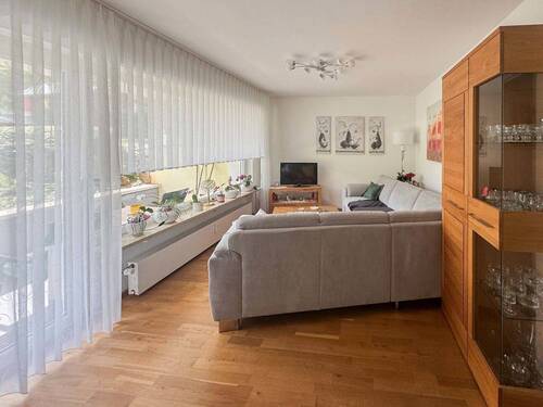 Wohnbereich mit Zugang auf den Balkon - 