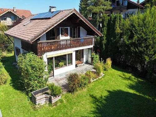 Blick zum Haus - Einfamilienhaus mit Einliegerbereich und Garage in Bernau am Chiemsee -Viel Platz für die Familie-
