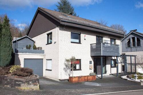 Garage links am Haus - Einfamilienhaus mit 216,00 m² in Engelskirchen-Loope zum Kaufen