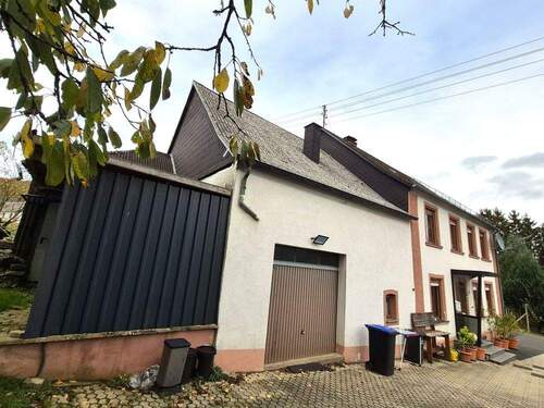 Bauernhaus mit Nebengebäuden - 