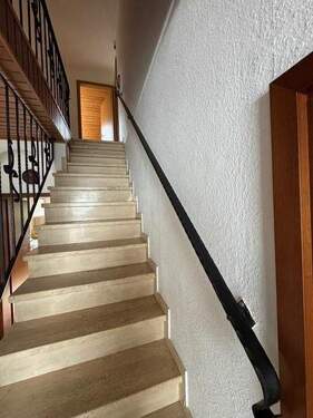 18 Treppenhaus zum OG - mögl. zweite Wohnung - 