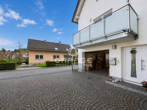 Hof Einfahrt - Einfamilienhaus mit 155,70 m&sup2; in Deuerling zum Kaufen