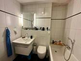 Badezimmer mit Badewanne - 