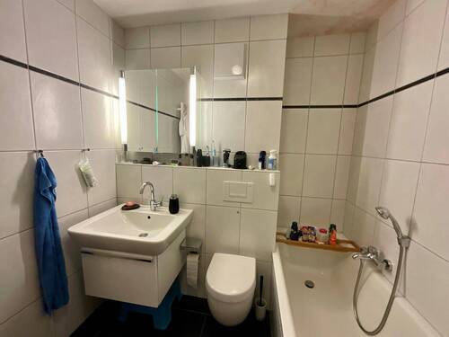 Badezimmer mit Badewanne - 