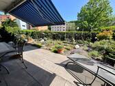 Sonnige Terrasse mit 2 Markisen - 