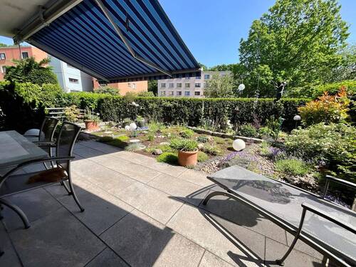 Sonnige Terrasse mit 2 Markisen - 