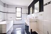 Masterbad mit Dusche und Badewanne - 