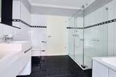 Doppeltes Waschbecken und große Dusche - 