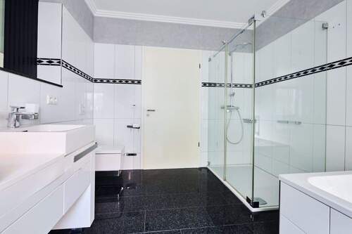 Doppeltes Waschbecken und große Dusche - 