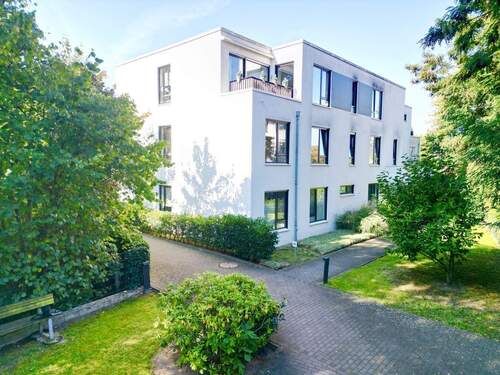 Zuwegung zum Hauseingang - 4 Zimmer Etagenwohnung zur Miete in Bremen