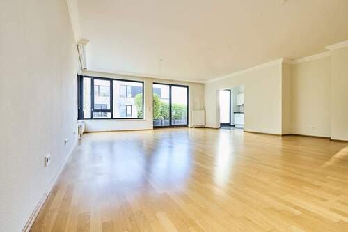Blick in den Wohnbereich mit Küchenzugang - 4 Zimmer Etagenwohnung in Bremen