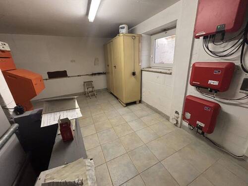 Heizungsraum mit Schrank - 