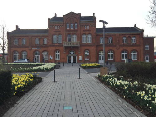 Stadtseite bei Tag - Schicke Büros im wunderschönen denkmalgeschützten Bahnhof 1A LAGE