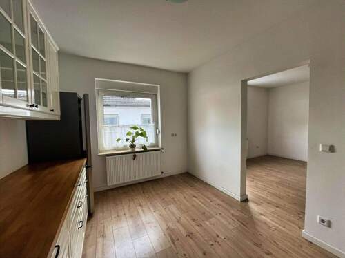 Blick von der Küche in das Esszimmer - 