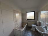 Badezimmer mit Fenster, Badewanne - 