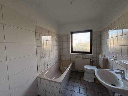 Badezimmer mit Fenster, Badewanne - 