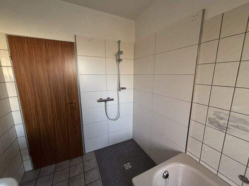 ...und bodentiefer Dusche - 