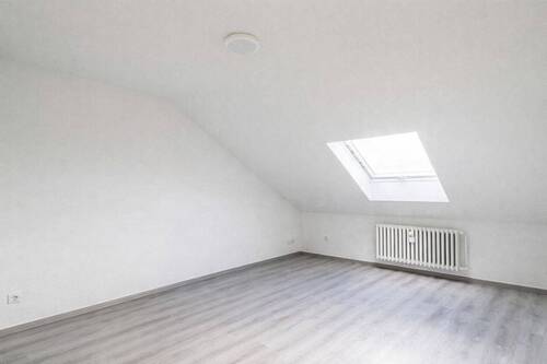 Wohnzimmer - Gepflegte 2,5-Zimmer-Dachgeschosswohnung mit Einbauküche & Stellplatz - ruhige Lage in GE-Resse