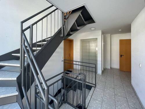 Eingang mit Lift - 2 Zimmer Etagenwohnung in Weilheim
