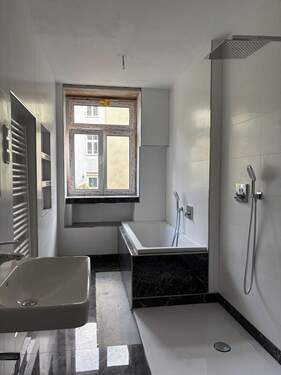 Badezimmer mit Badewanne und Dusche, Fenster - 