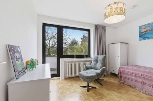 Arbeits- oder Kinderzimmer - 