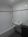 Waschbecken und Badewanne - 