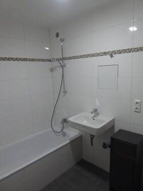 Waschbecken und Badewanne - 