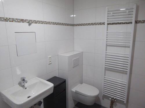 Hänge WC und Handtuchheizkörpe - 