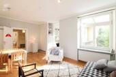 Wohnzimmer - Großzügige 2-Zi.-EG-Whg. im Altbaucharme mit Balkon in der Georgenstraße!