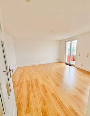 Wohnzimmer mit Balkon - 4 Zimmer Etagenwohnung zur Miete in Schwerin