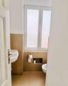 Separater WC-Raum mit Waschbecken - 